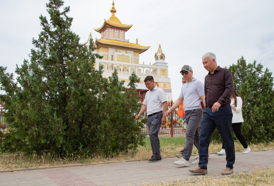 В столице Республики Калмыкия благодаря нацпроекту обновляют улицу Клыкова